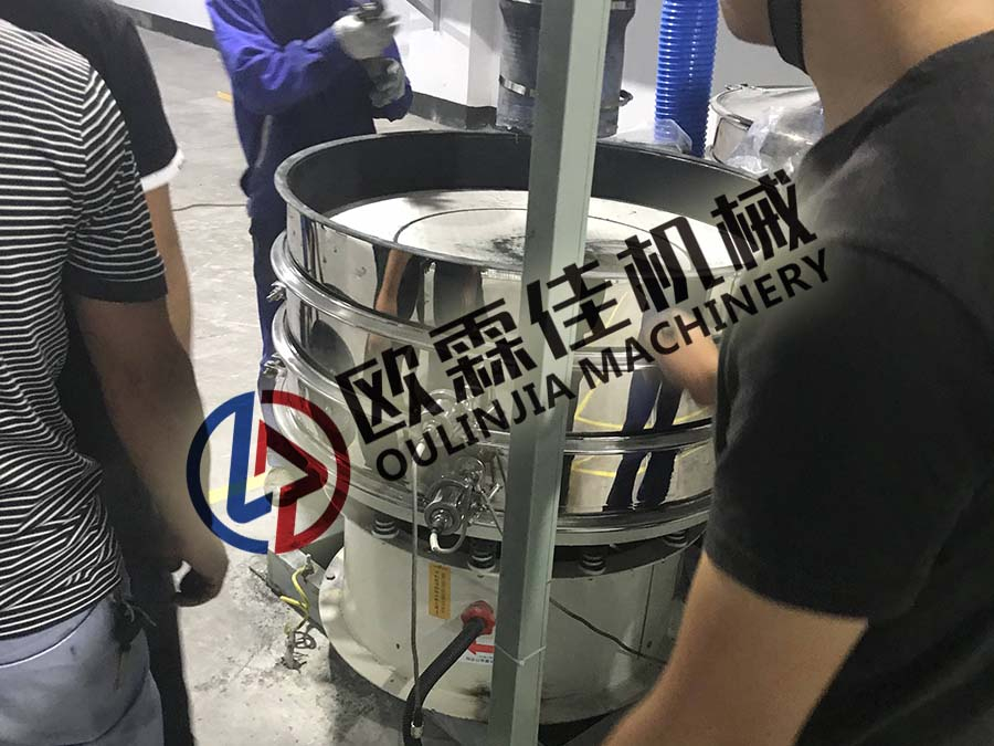 三元材料超声波振动筛筛分现场